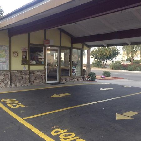 Tropics Motor Hotel Indio Exterior photo