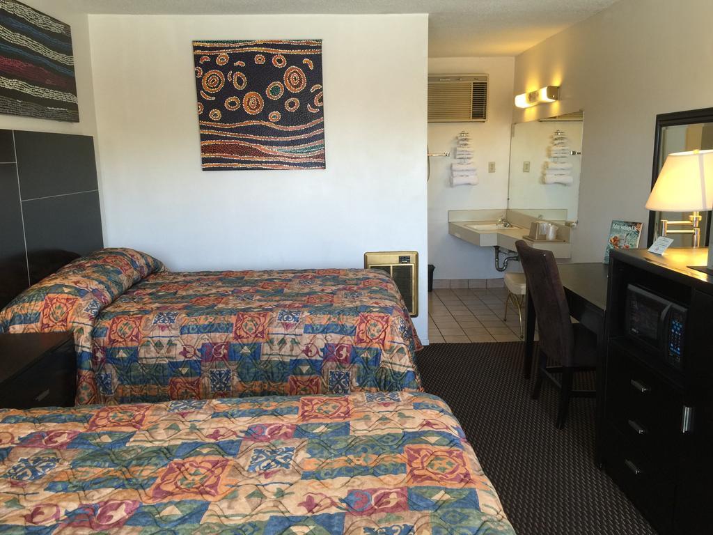 Tropics Motor Hotel Indio Room photo