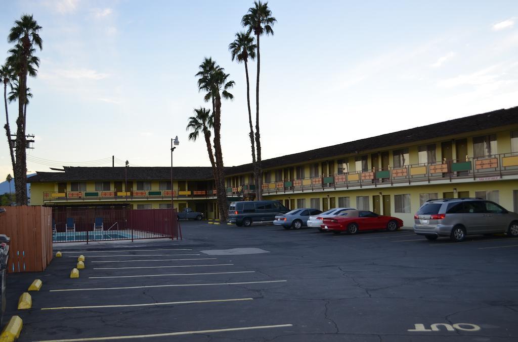 Tropics Motor Hotel Indio Exterior photo