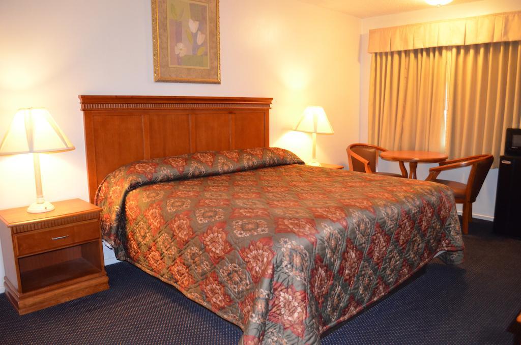 Tropics Motor Hotel Indio Room photo