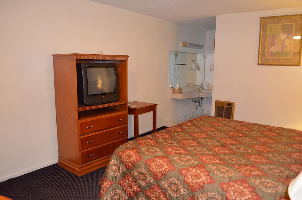 Tropics Motor Hotel Indio Room photo